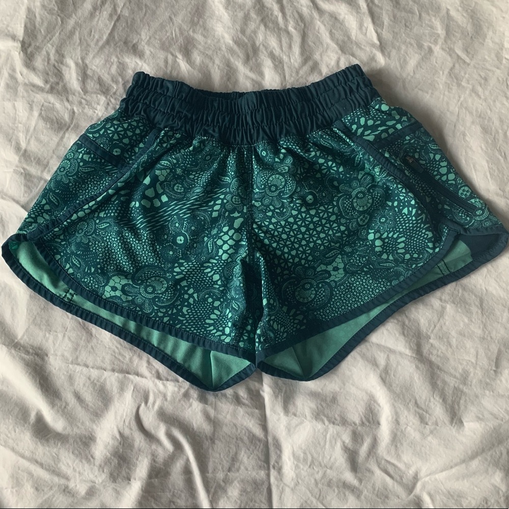 LULULEMON tracker short SIZE 4